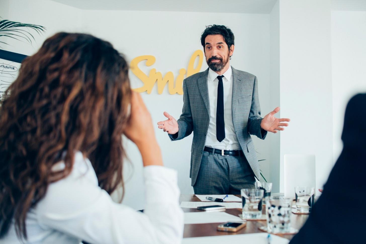 Planificación financiera en oficina moderna