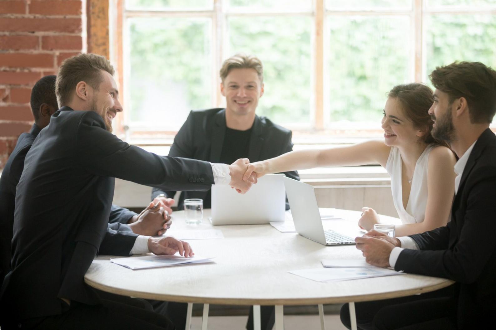 Planificación financiera colaborativa en oficina moderna
